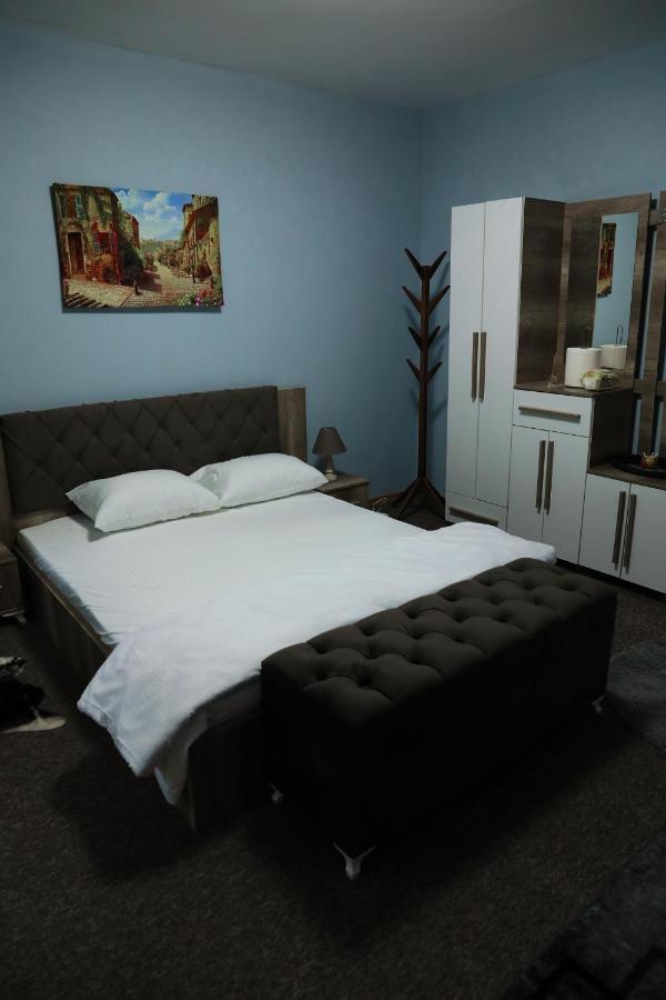 City Park Hostel Pristina Eksteriør bilde