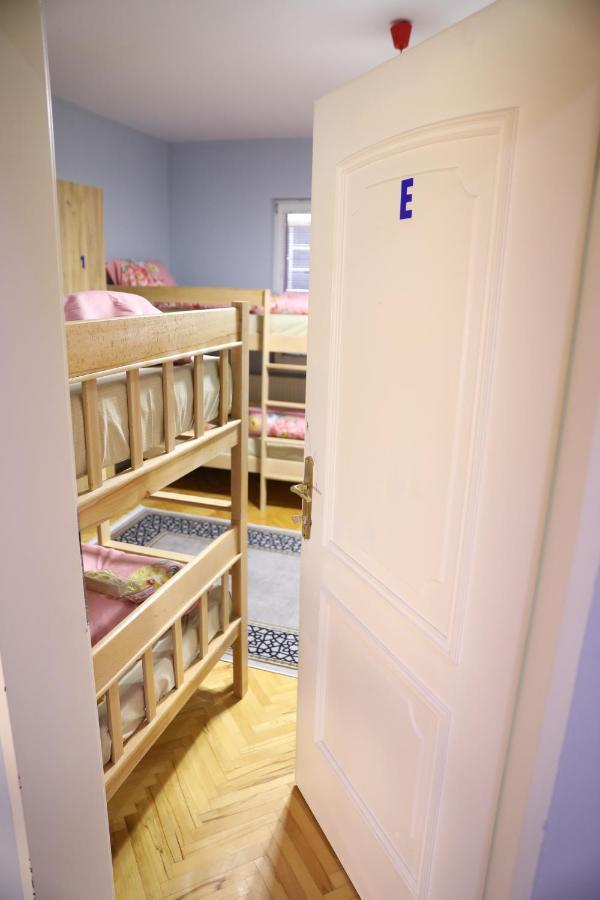 City Park Hostel Pristina Eksteriør bilde